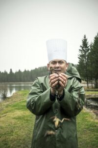Jacques Barnachon, Ranaculteur et Chef Etoilé dans le Haut Doubs, tenant une grenouille rousse "Rana Temporaria".